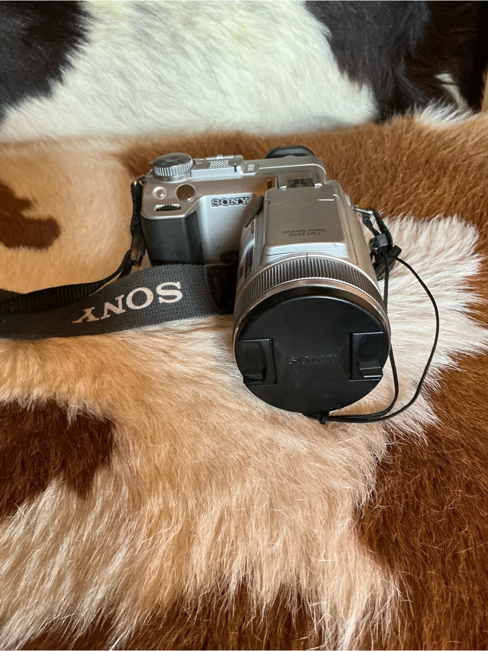 Sony Cyber-shot DSC-F717 5.0MP Digital Camera no charger